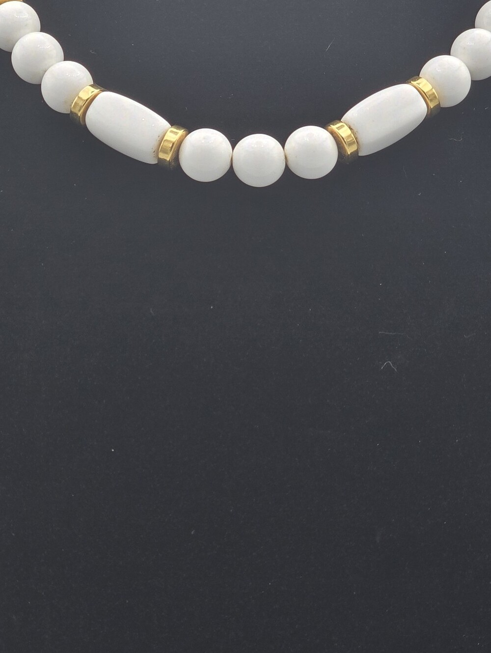 Classy Vintage Signed Napier White Bead With Gold Accent Necklace - Picture 3 of 8